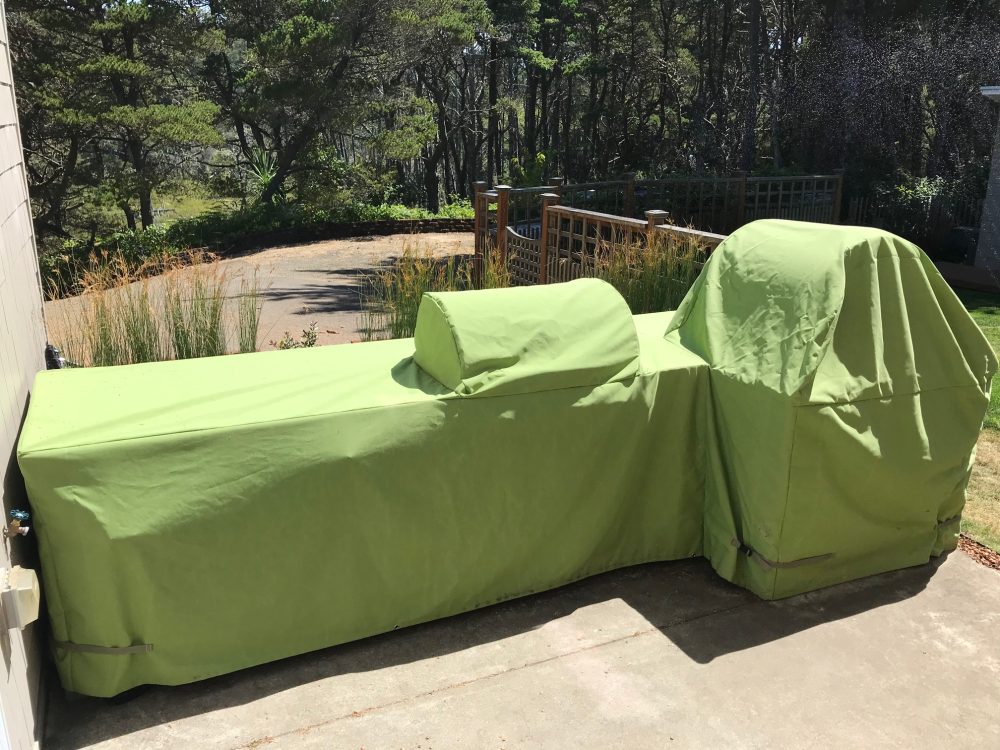 Outdoor pizza island grill with green cover
