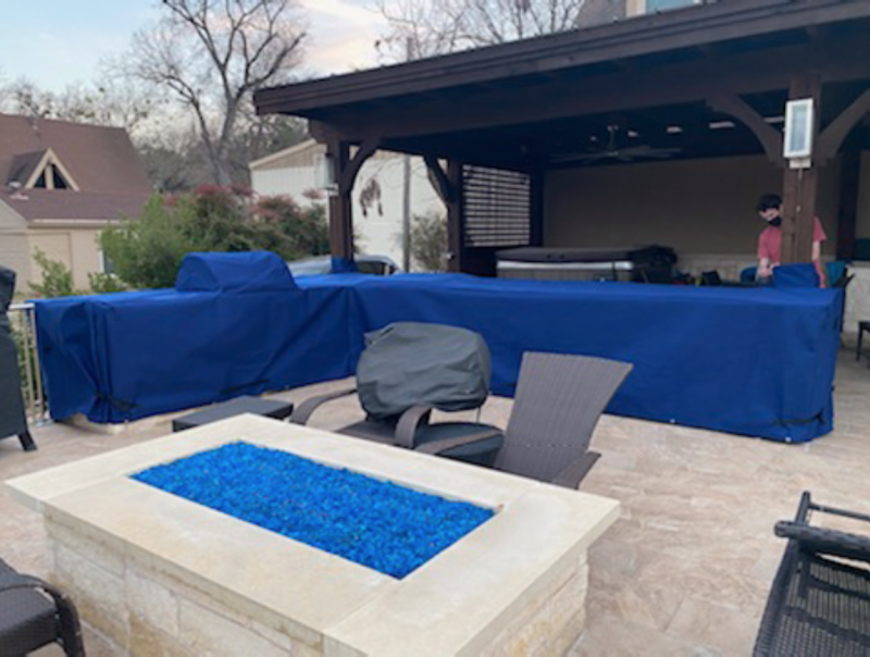 L-Shaped outdoor grill with blue cover