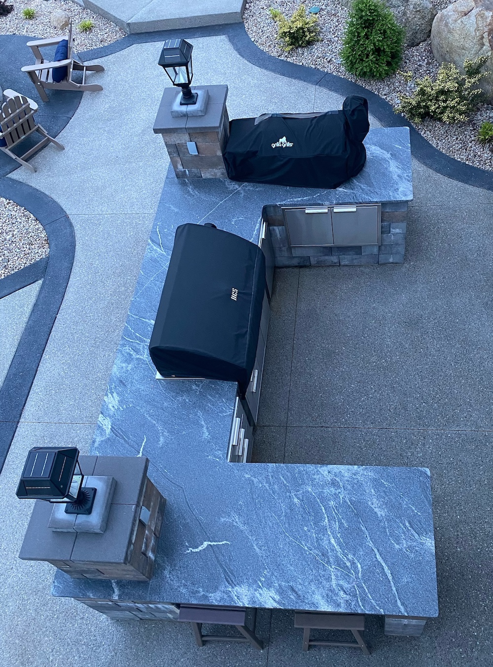 L-Shaped outdoor patio section with grill built in