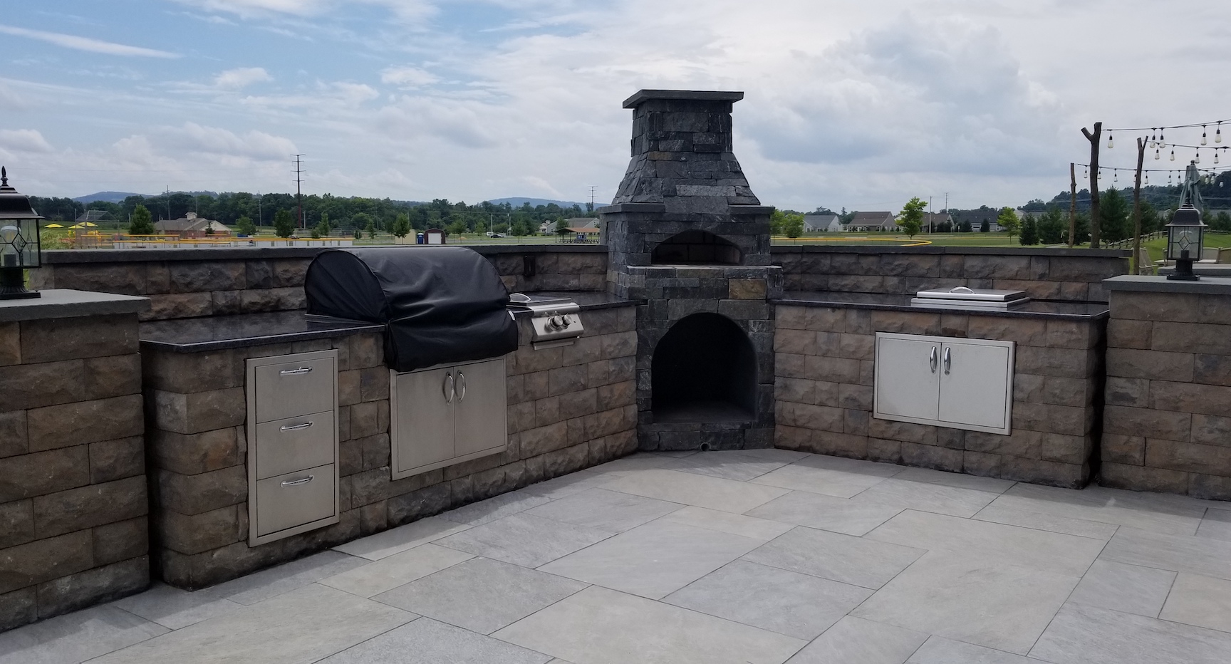 L-Shaped outdoor island with pizza oven